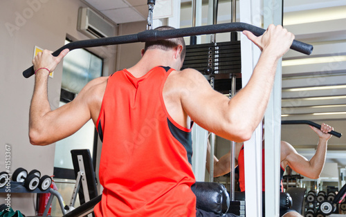 Foto: Man training in a gym Man training in a gym