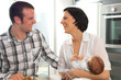 Junge Eltern mit Baby