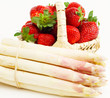 Frischer Spargel und Erdbeeren
