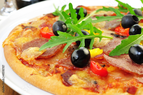 Photo: Pizza mit schwarzen Oliven und Rucola Pizza mit schwarzen Oliven und Rucola