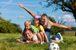 A fényképek részletei Familie mit Kindern und Fußball auf einer Wiese