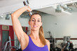 Sport - Frau trainiert mit Hanteln im Fitnessstudio Sport - Frau trainiert mit Hanteln im Fitnessstudio