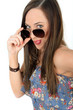 freche junge Frau mit Sonnenbrille