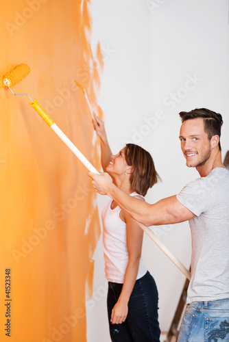 Photo: glückliches paar beim anstrich der wohnung glückliches paar beim anstrich der wohnung