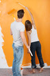 junges paar streicht eine wand an junges paar streicht eine wand an