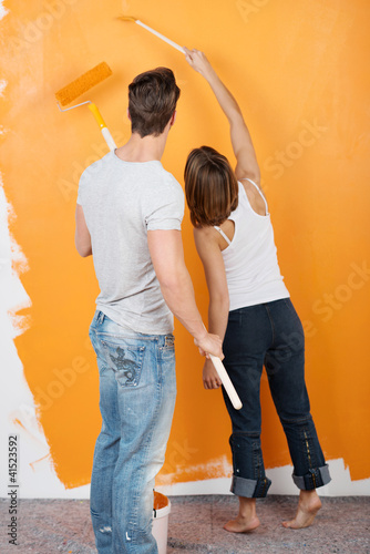 Foto: junges paar streicht eine wand an junges paar streicht eine wand an