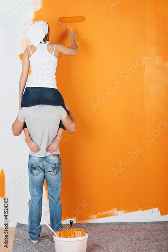 Photo: junges paar streicht die wohnung junges paar streicht die wohnung