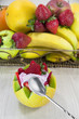 Yogurt helado con frutas, estival y refrescante.
