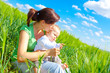 mutter mit baby im feld
