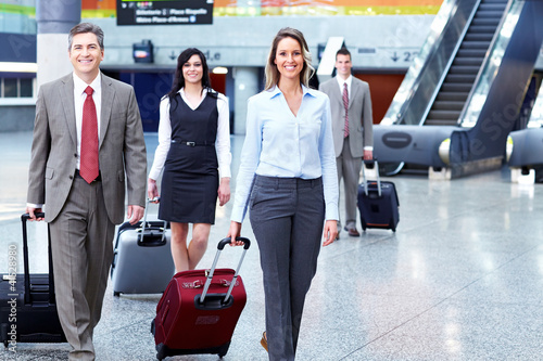 Foto: Group of business people at the airport. Group of business people at the airport.