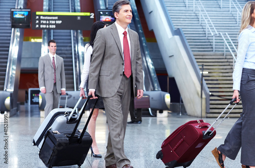 Foto: Group of business people at the airport. Group of business people at the airport.