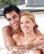 Pareja joven compartiendo en un baño