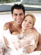 Pareja joven compartiendo en un baño