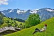 Wanderpause auf Frühlingswiese im Gebirge