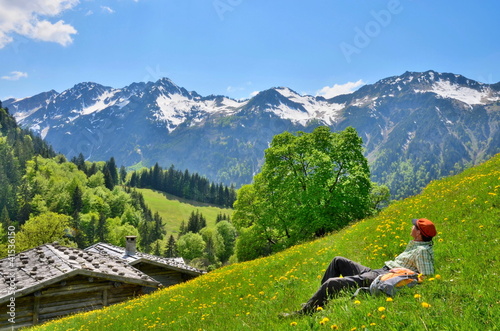 Photo: Wanderpause auf Frühlingswiese im Gebirge Wanderpause auf Frühlingswiese im Gebirge