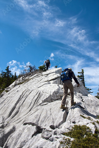 Foto: two mountaineers hiking to the top of the mountain two mountaineers hiking to the top of the mountain