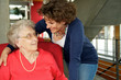 Seniorin mit Betreuerin