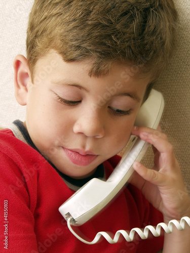 Foto: Niño hablando por teléfono. Niño hablando por teléfono.