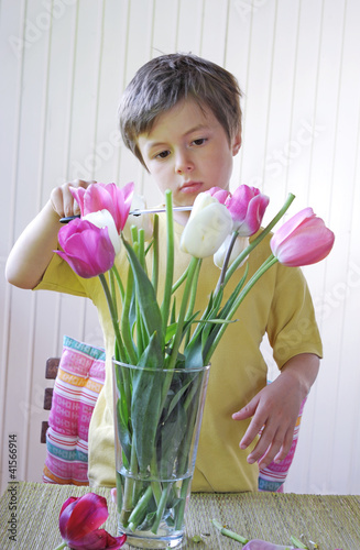 Foto: Junge schneidet Blumen kaputt Junge schneidet Blumen kaputt