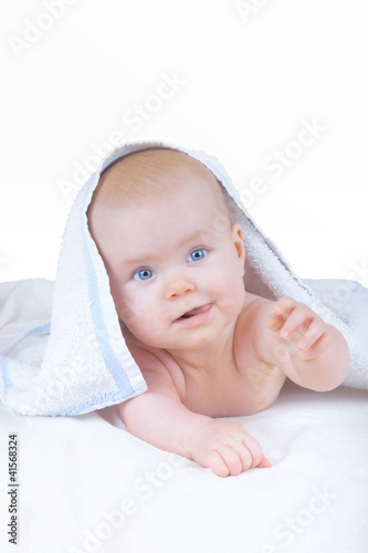 Foto: 6 month old baby girl after having a bath 6 month old baby girl after having a bath