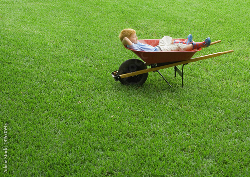 Foto: Boy sleeping in wheelbarrow Boy sleeping in wheelbarrow