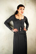 Junge Frau mit grauem langem Kleid
