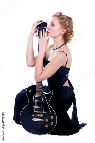 Foto: one woman playing electric guitar on studio isolated white backg one woman playing electric guitar on studio isolated white backg