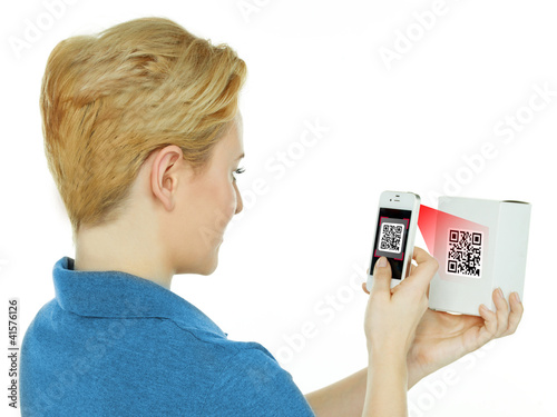 Foto: Woman scans a scancode with her white cellphone Woman scans a scancode with her white cellphone