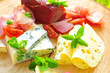 Holzbrett mit Schinken und Käse