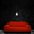Rote Couch in dunklem Raum