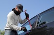 Autoaufbruch mit Brecheisen und Schraubenzieher