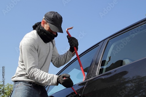 Photo: Autoaufbruch mit Brecheisen und Schraubenzieher Autoaufbruch mit Brecheisen und Schraubenzieher