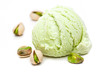 Pistazien-Eis mit Pistazien vor weißem Hintergrund