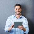 lachender mann mit tablet
