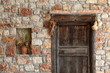 Hausfassade mit alter Holztür Hausfassade mit alter Holztür