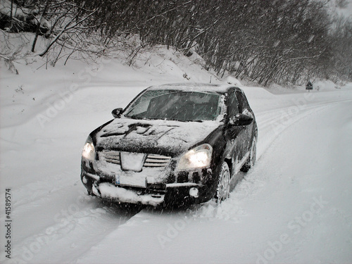 SUV sulla neve. Ajouter au Panier