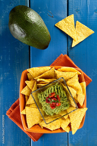 Photo: nachos con crema di avocado nachos con crema di avocado