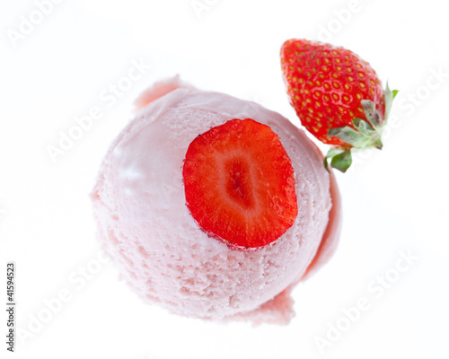 Foto: Eine Kugel Erdbeereis von oben mit Erdbeeren Eine Kugel Erdbeereis von oben mit Erdbeeren