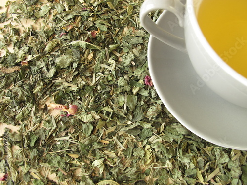 Photo: Eine Tasse Tee auf einer Kräuterteemischung Eine Tasse Tee auf einer Kräuterteemischung