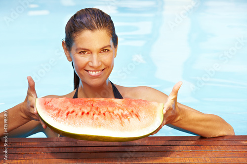 Foto: Frau mit Melone im Pool Frau mit Melone im Pool