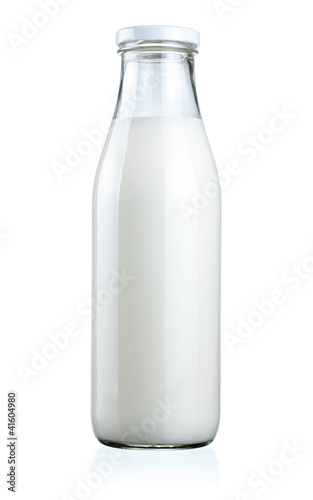 Foto: Bottle of fresh milk isolated on a white background Bottle of fresh milk isolated on a white background