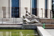 Statues de femmes allongées en pierre blanche. Statues de femmes allongées en pierre blanche.