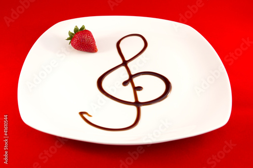 Photo: Chiave di violino con aceto balsamico, fragola, musica in cucina Chiave di violino con aceto balsamico, fragola, musica in cucina