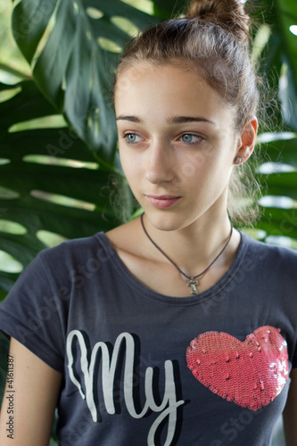 Foto: Teenage girl with pink heart on her T-shirt Teenage girl with pink heart on her T-shirt
