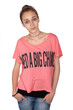 Foto: Teenage girl wearing 'I need a big change!' sign on a t-shirt Teenage girl wearing 'I need a big change!' sign on a t-shirt