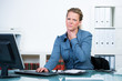 Photo: frau am arbeitsplatz mit halsschmerzen frau am arbeitsplatz mit halsschmerzen