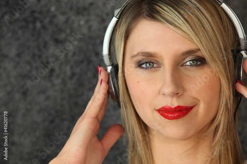 Foto: Blond woman with old-style headphones Blond woman with old-style headphones