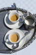 tazze di caffè e latte con vassoio tazze di caffè e latte con vassoio
