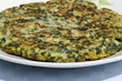 frittata di verdure appena cotta su piatto bianco frittata di verdure appena cotta su piatto bianco