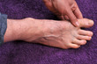 Massage d'un orteil